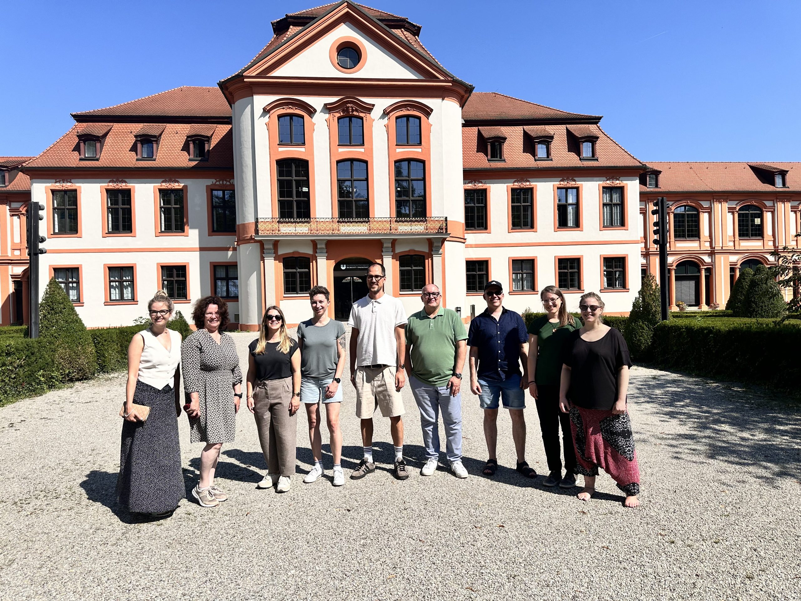 Neun Mitglieder aus dem Senatra-Team stehen im Hofgarten vor der Sommerresidenz in Eichstätt.